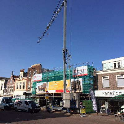 Bouwkraan op krappe ruimte in Beverwijk